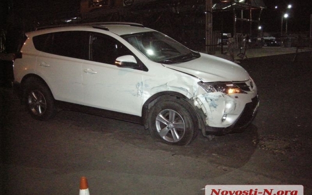 Авария на Мореходной: микроавтобус пошел обгонять автомобиль и до допустил столкновение Фото № 3 Авария на Мореходной: микроавтобус пошел обгонять автомобиль и до допустил столкновение Фото № 3