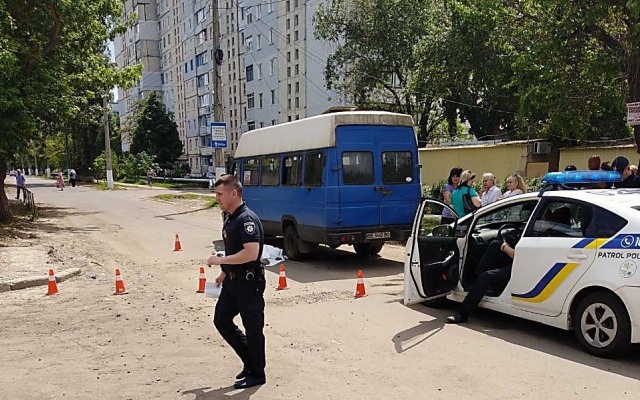 На Знаменской маршрутный микроавтобус насмерть сбил пожилую женщину Фото № 0 На Знаменской маршрутный микроавтобус насмерть сбил пожилую женщину Фото № 0