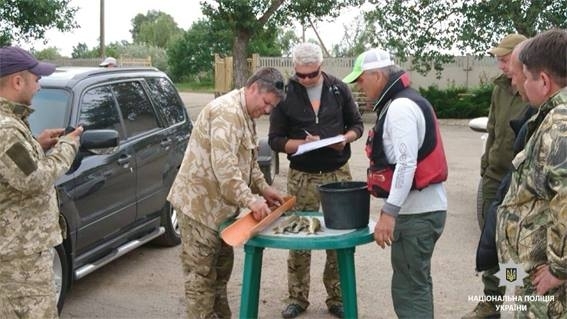 На Южном Буге сотрудники полиции выявили браконьера-водолаза, успевшего выловить более 100 раков Фото № 9 На Южном Буге сотрудники полиции выявили браконьера-водолаза, успевшего выловить более 100 раков Фото № 9