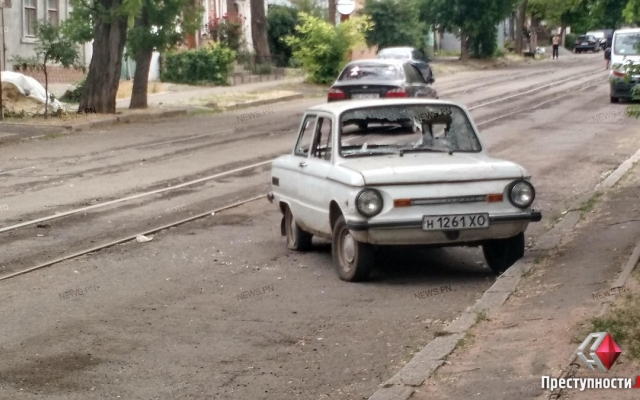 В Николаеве на Потемкинской неизвестные бросили разбитый автомобиль «Запорожец» с херсонскими госномерами Фото № 0 В Николаеве на Потемкинской неизвестные бросили разбитый автомобиль «Запорожец» с херсонскими госномерами Фото № 0
