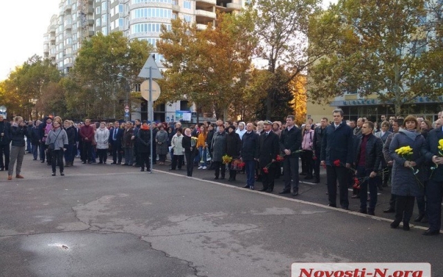 Николаевцы возложили цветы Вечному огню в честь 74-й годовщины освобождения Украины от немецко-фашистских захватчиков Фото № 8 Николаевцы возложили цветы Вечному огню в честь 74-й годовщины освобождения Украины от немецко-фашистских захватчиков Фото № 8