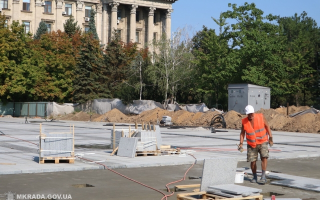 Уже в октябре на Соборной площади в Николаеве будет 102 новых дерева, два фонтана и два вида скамеек Фото № 5 Уже в октябре на Соборной площади в Николаеве будет 102 новых дерева, два фонтана и два вида скамеек Фото № 5