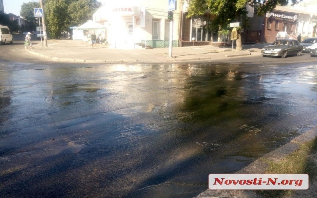 На Адмирала Макарова из люка начал бить зловонный фонтан Фото № 0 На Адмирала Макарова из люка начал бить зловонный фонтан Фото № 0