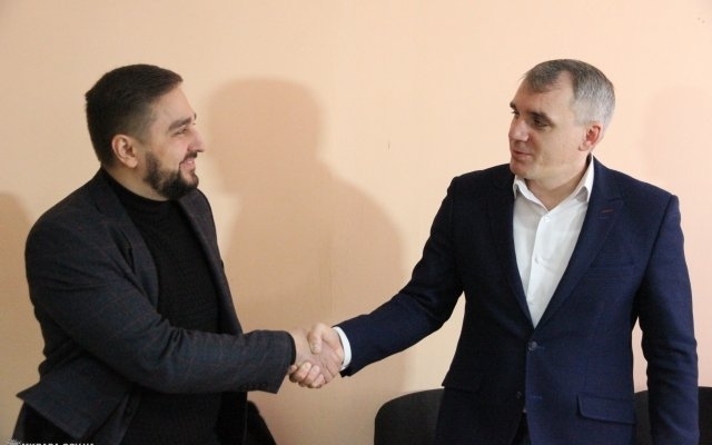 Семья николаевского депутата живет на стипендию жены и хранит наличкой почти полмиллиона Фото № 0 Семья николаевского депутата живет на стипендию жены и хранит наличкой почти полмиллиона Фото № 0