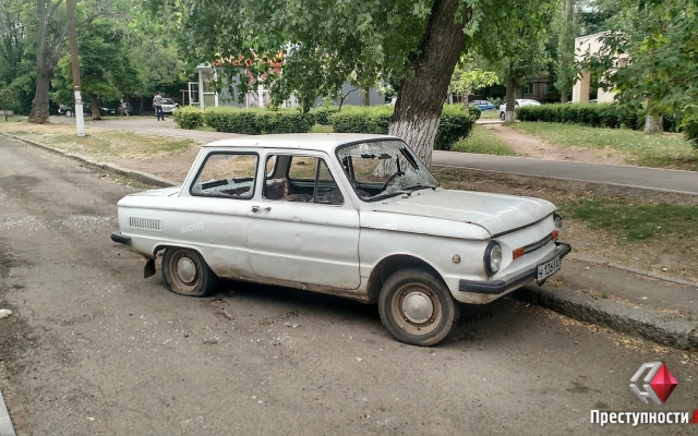 В Николаеве на Потемкинской неизвестные бросили разбитый автомобиль «Запорожец» с херсонскими госномерами Фото № 1 В Николаеве на Потемкинской неизвестные бросили разбитый автомобиль «Запорожец» с херсонскими госномерами Фото № 1