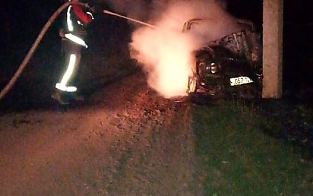 В Казансковском районе автомобиль врезался в столб, загорелся и полностью сгорел Фото № 3 В Казансковском районе автомобиль врезался в столб, загорелся и полностью сгорел Фото № 3