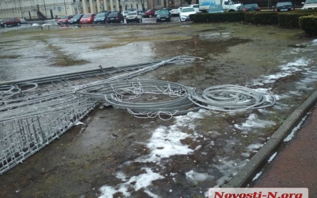 В Николаеве после демонтажа главной новогодней елки световые фигуры и иллюминацию бросили валяться в лужи и грязи Фото № 4 В Николаеве после демонтажа главной новогодней елки световые фигуры и иллюминацию бросили валяться в лужи и грязи Фото № 4