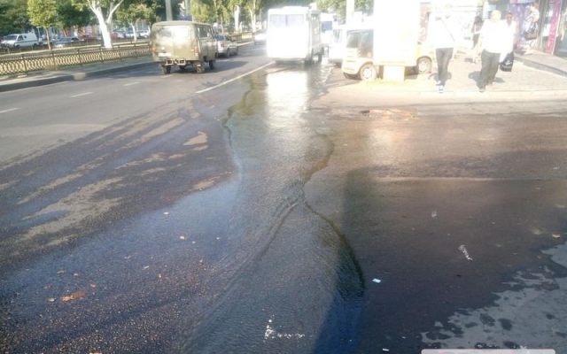 Аварийная ситуация: проезжая часть Центрального проспекта превращается в реку Фото № 4 Аварийная ситуация: проезжая часть Центрального проспекта превращается в реку Фото № 4