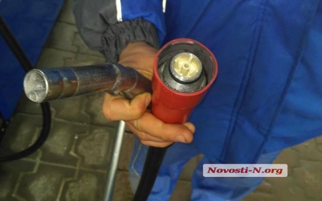 Водитель автомобиля увез с АЗС заправочный пистолет Фото № 1 Водитель автомобиля увез с АЗС заправочный пистолет Фото № 1