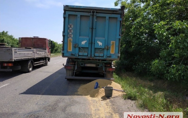 На трассе «Николаев-Ульяновка» из зерновоза на дорогу высыпалось более 5 тонн сои Фото № 2 На трассе «Николаев-Ульяновка» из зерновоза на дорогу высыпалось более 5 тонн сои Фото № 2