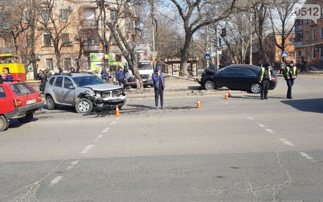 На Богоявленском проспекте столкнулись автомобили Toyota и Renault, есть пострадавшие Фото № 5 На Богоявленском проспекте столкнулись автомобили Toyota и Renault, есть пострадавшие Фото № 5