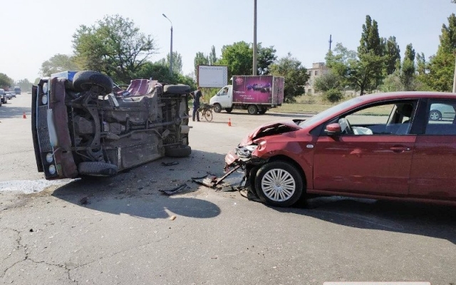 Жуткая авария: иномарка врезалась в автомобиль и перевернула его, есть серьезно пострадавшие Фото № 3 Жуткая авария: иномарка врезалась в автомобиль и перевернула его, есть серьезно пострадавшие Фото № 3