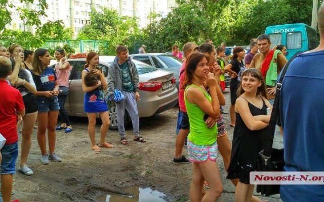 На Лазурной в одном из многоэтажных жилых домов загорелся мусоропровод Фото № 5 На Лазурной в одном из многоэтажных жилых домов загорелся мусоропровод Фото № 5