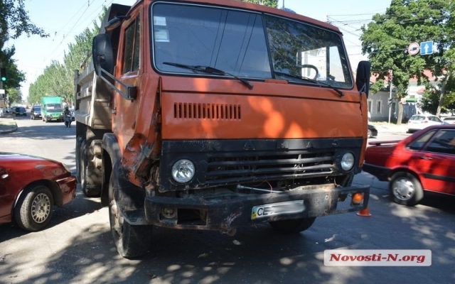 На Пушкинской самосвал врезался в иномарку, есть пострадавшие Фото № 2 На Пушкинской самосвал врезался в иномарку, есть пострадавшие Фото № 2