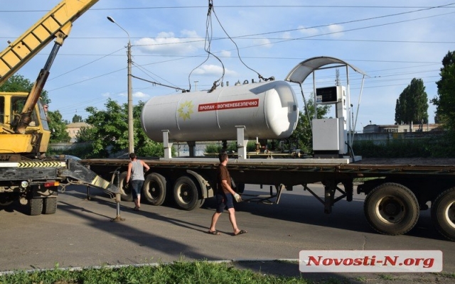 В Николаеве демонтировали газозаправочную станцию, а цистерну с газом привязали веревками к авто и повезли по улицам города Фото № 6 В Николаеве демонтировали газозаправочную станцию, а цистерну с газом привязали веревками к авто и повезли по улицам города Фото № 6