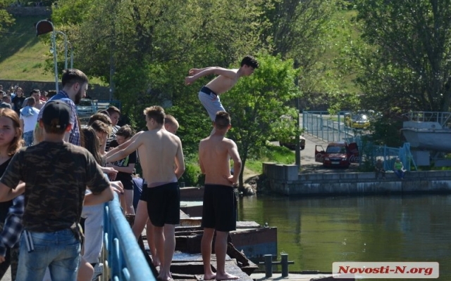 Подростки отметили Первомай прыжками с понтонного моста и солнечными ванными Фото № 1 Подростки отметили Первомай прыжками с понтонного моста и солнечными ванными Фото № 1