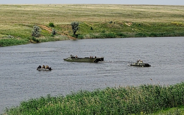 В Николаевской области провели военные учения, «спасали» застрявшие в воде бронемашины Фото № 4 В Николаевской области провели военные учения, «спасали» застрявшие в воде бронемашины Фото № 4