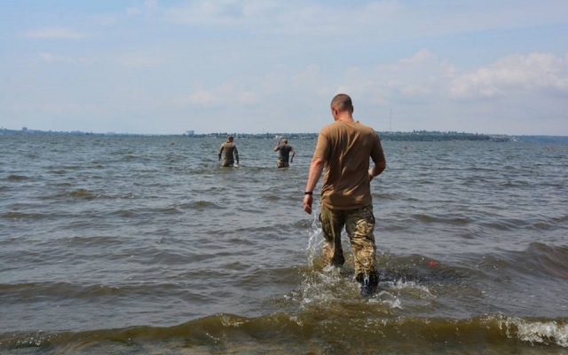 Николаевские десантники готовятся к прыжкам с парашютом в воду Фото № 23 Николаевские десантники готовятся к прыжкам с парашютом в воду Фото № 23