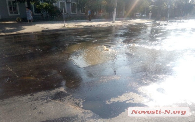 На Адмирала Макарова из люка начал бить зловонный фонтан Фото № 11 На Адмирала Макарова из люка начал бить зловонный фонтан Фото № 11