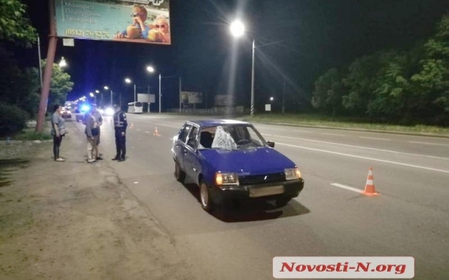 На Богоявленском проспекте молодой мужчина бросился под колеса автомобиля, с тяжелыми травмами его увезли в больницу Фото № 2 На Богоявленском проспекте молодой мужчина бросился под колеса автомобиля, с тяжелыми травмами его увезли в больницу Фото № 2