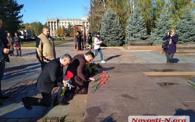 Николаевцы возложили цветы Вечному огню в честь 74-й годовщины освобождения Украины от немецко-фашистских захватчиков Фото № 18 Николаевцы возложили цветы Вечному огню в честь 74-й годовщины освобождения Украины от немецко-фашистских захватчиков Фото № 18