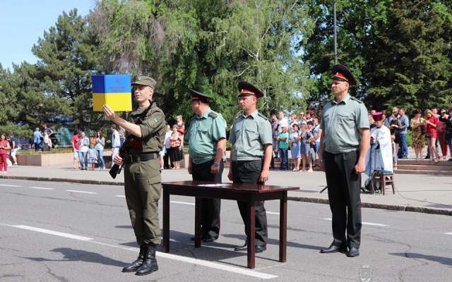 Молодые нацгвардийцы торжественно приняли военную присягу в центре Николаева Фото № 5 Молодые нацгвардийцы торжественно приняли военную присягу в центре Николаева Фото № 5