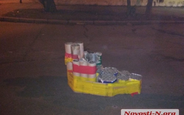 После новогодних фейерверков по Николаеву разбросаны коробки от пиротехники Фото № 2 После новогодних фейерверков по Николаеву разбросаны коробки от пиротехники Фото № 2