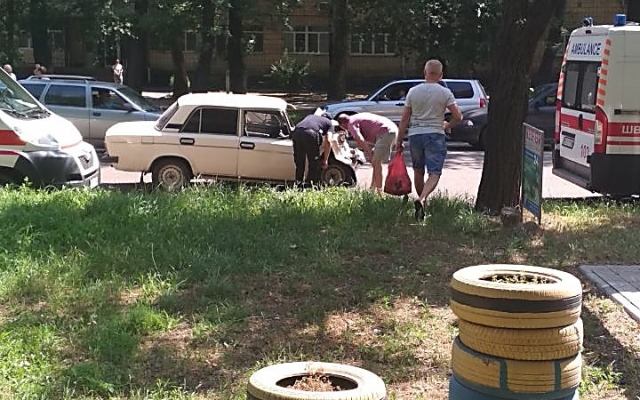 На Богоявленском проспекте «ВАЗ» влетел в микроавтобус и «маршрутку», от удара легковушку развернуло и вынесло на встречку Фото № 1 На Богоявленском проспекте «ВАЗ» влетел в микроавтобус и «маршрутку», от удара легковушку развернуло и вынесло на встречку Фото № 1