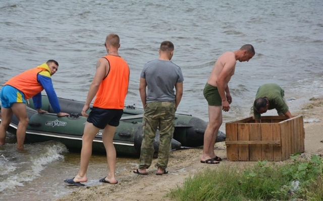 Николаевские десантники готовятся к прыжкам с парашютом в воду Фото № 35 Николаевские десантники готовятся к прыжкам с парашютом в воду Фото № 35
