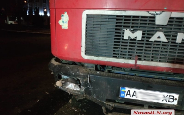 На проспекте Мира грузовик в служебный автомобиль полиции Фото № 3 На проспекте Мира грузовик в служебный автомобиль полиции Фото № 3