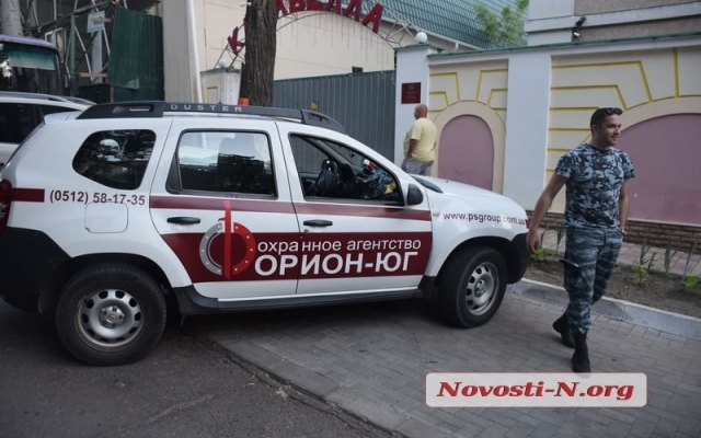 Неадекватный мужчина бросал камнями в постояльцев одной из николаевских гостиниц Фото № 4 Неадекватный мужчина бросал камнями в постояльцев одной из николаевских гостиниц Фото № 4
