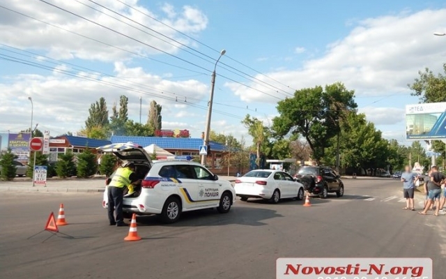 Возле Терновской развилки столкнулись две иномарки Фото № 2 Возле Терновской развилки столкнулись две иномарки Фото № 2