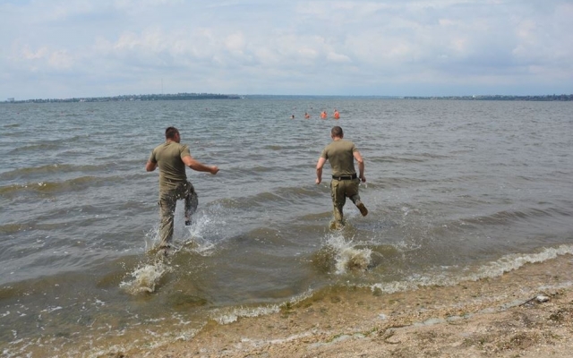 Николаевские десантники готовятся к прыжкам с парашютом в воду Фото № 34 Николаевские десантники готовятся к прыжкам с парашютом в воду Фото № 34