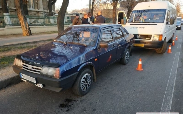В центре Николаева столкнулись ВАЗ и маршрутка Фото № 3 В центре Николаева столкнулись ВАЗ и маршрутка Фото № 3