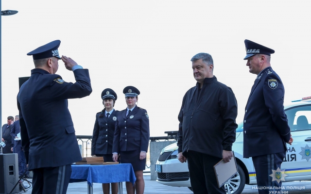 Президент Украины Петр Порошенко вручил николаевским полицейским сертификат и новый катер Фото № 2 Президент Украины Петр Порошенко вручил николаевским полицейским сертификат и новый катер Фото № 2