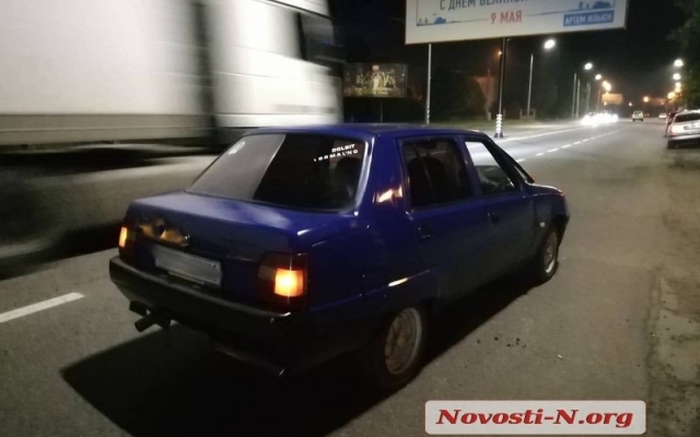 На Богоявленском проспекте молодой мужчина бросился под колеса автомобиля, с тяжелыми травмами его увезли в больницу Фото № 4 На Богоявленском проспекте молодой мужчина бросился под колеса автомобиля, с тяжелыми травмами его увезли в больницу Фото № 4