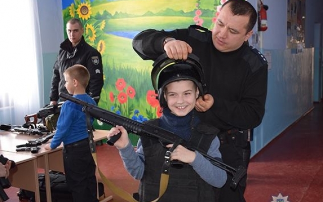 Ученики Веснянской школы провели один день с полицейскими и познакомились с их работой Фото № 21 Ученики Веснянской школы провели один день с полицейскими и познакомились с их работой Фото № 21