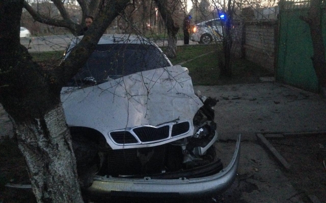 В микрорайоне Терновка произошла авария, один из автомобилей врезался в дерево Фото № 2 В микрорайоне Терновка произошла авария, один из автомобилей врезался в дерево Фото № 2