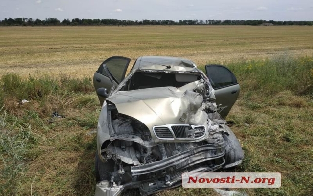 На объездной дороге жуткая авария: автомобиль врезался в зерновоз, пострадали три человека Фото № 3 На объездной дороге жуткая авария: автомобиль врезался в зерновоз, пострадали три человека Фото № 3