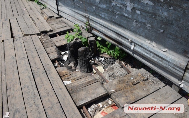 На Центральном проспекте горожане бояться поломать руки и ноги хотят на «временном» деревянном тротуаре Фото № 0 На Центральном проспекте горожане бояться поломать руки и ноги хотят на «временном» деревянном тротуаре Фото № 0