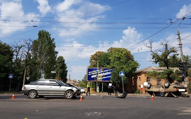 На Пограничной произошла серьезная авария, трех пострадавших отправили в больницу Фото № 2 На Пограничной произошла серьезная авария, трех пострадавших отправили в больницу Фото № 2