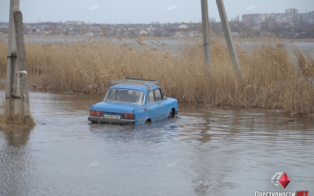 На Аляудсском полуострове затопило мост и дороги Фото № 3 На Аляудсском полуострове затопило мост и дороги Фото № 3