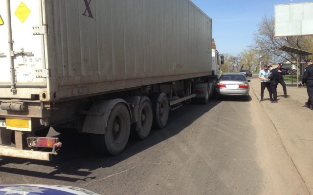 Возле Варваровского моста не смогли разминуться грузовой автомобиль и иномарка Фото № 1 Возле Варваровского моста не смогли разминуться грузовой автомобиль и иномарка Фото № 1
