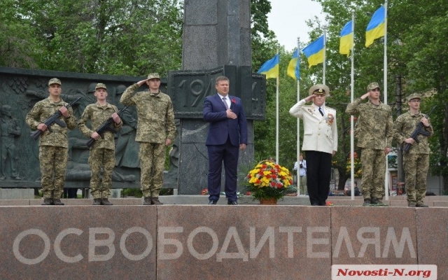 Жители Николаева возложили цветы к Стеле воинам-освободителям Фото № 7 Жители Николаева возложили цветы к Стеле воинам-освободителям Фото № 7