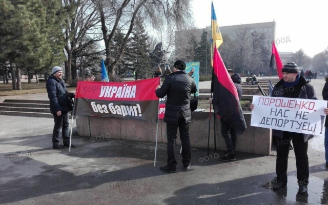 На Соборной площади митингуют сторонники депортированного из Украины Михеила Саакашвили и требуют отставки Петра Порошенко Фото № 3 На Соборной площади митингуют сторонники депортированного из Украины Михеила Саакашвили и требуют отставки Петра Порошенко Фото № 3