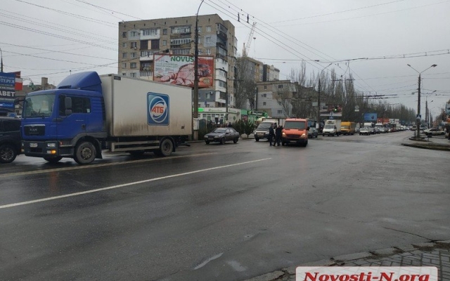На проспекте Мира произошла авария с участием грузовика и автомобиля Фото № 3 На проспекте Мира произошла авария с участием грузовика и автомобиля Фото № 3