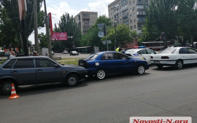 Из-за неработающего светофора на Центральном проспекте столкнулись три автомобиля, есть пострадавшие Фото № 1 Из-за неработающего светофора на Центральном проспекте столкнулись три автомобиля, есть пострадавшие Фото № 1