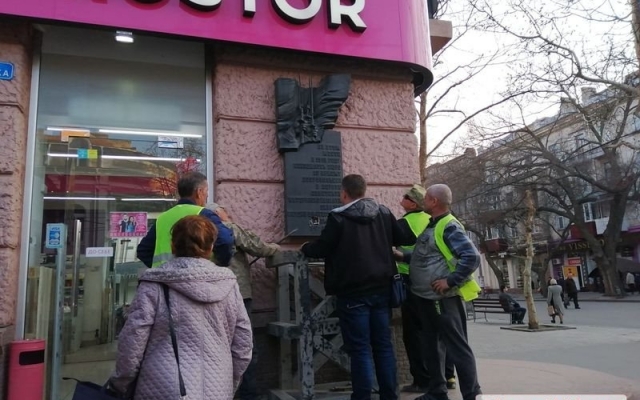 В Николаева сняли Мемориальную доску, установленную в память добровольцев в первую советскую интернациональную дивизию Фото № 3 В Николаева сняли Мемориальную доску, установленную в память добровольцев в первую советскую интернациональную дивизию Фото № 3