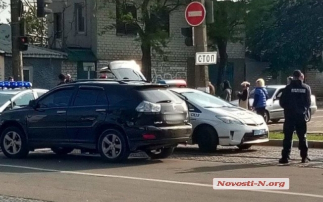 На Центральном проспекте спецназовцы задержали водителя автомобиля с пистолетом Фото № 3 На Центральном проспекте спецназовцы задержали водителя автомобиля с пистолетом Фото № 3