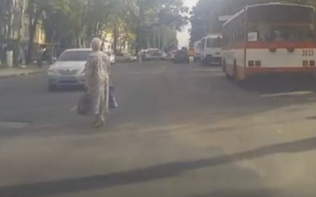 Николаевские камиказде: безрассудные пешеходы бросаются под колеса автомобилей Фото № 3 Николаевские камиказде: безрассудные пешеходы бросаются под колеса автомобилей Фото № 3